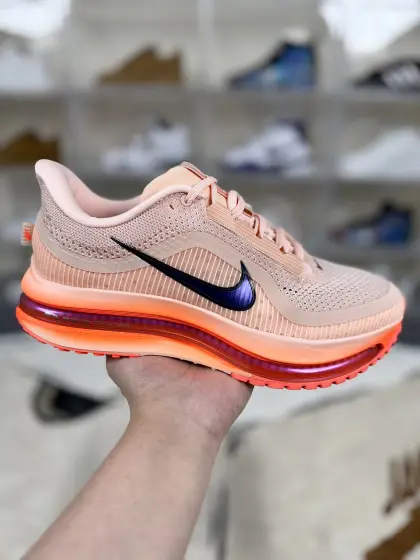 ▪️原装渠道订单 全掌纤维丝气垫 Nike Pegasus Premium 时尚舒适防滑耐磨 低帮跑步鞋 男女款 粉色 顶级飞马王 ▪️ (36 36.5 37.5 38 38.5 39 40 40.5 41 42 42.5 43 44 44.5 45 46) ▪️货号:II6308-600 ▪️Nike Pegasus Premium跑步鞋在回弹、缓震和透气性方面表现非常出色.缓震系统采用三明治中底结构,由ZoomX泡棉、ReactX泡棉和全长Air Zoom气垫单元组成,提升了能量回馈性能和缓冲性能,给予跑者稳定且高效的脚感支持.ZoomX泡棉:作为核心层,提供出色的能量回馈,实验室数据显示能量回馈率达87%,较传统EVA提升41%.全长Air Zoom气垫单元:前掌8mm厚度设计,确保爆发力输出的同时,实现了从脚跟到脚尖的零损耗能量传导.ReactX泡棉:作为稳定层,新型发泡配方降低了能量损耗,提升了跑鞋的整体稳定性.MONO纱线呼吸网面,采用高密度编织工艺,透气性极佳,同时关键部位嵌入TPU支撑条,保持足部锁定,提升穿着舒适度和运动表现.Nike Pegasus Premium跑步鞋适用于多种跑步场景,无论是日常训练、间歇训练还是马拉松比赛,都能为跑者提供稳定的支持和出色的性能表现.